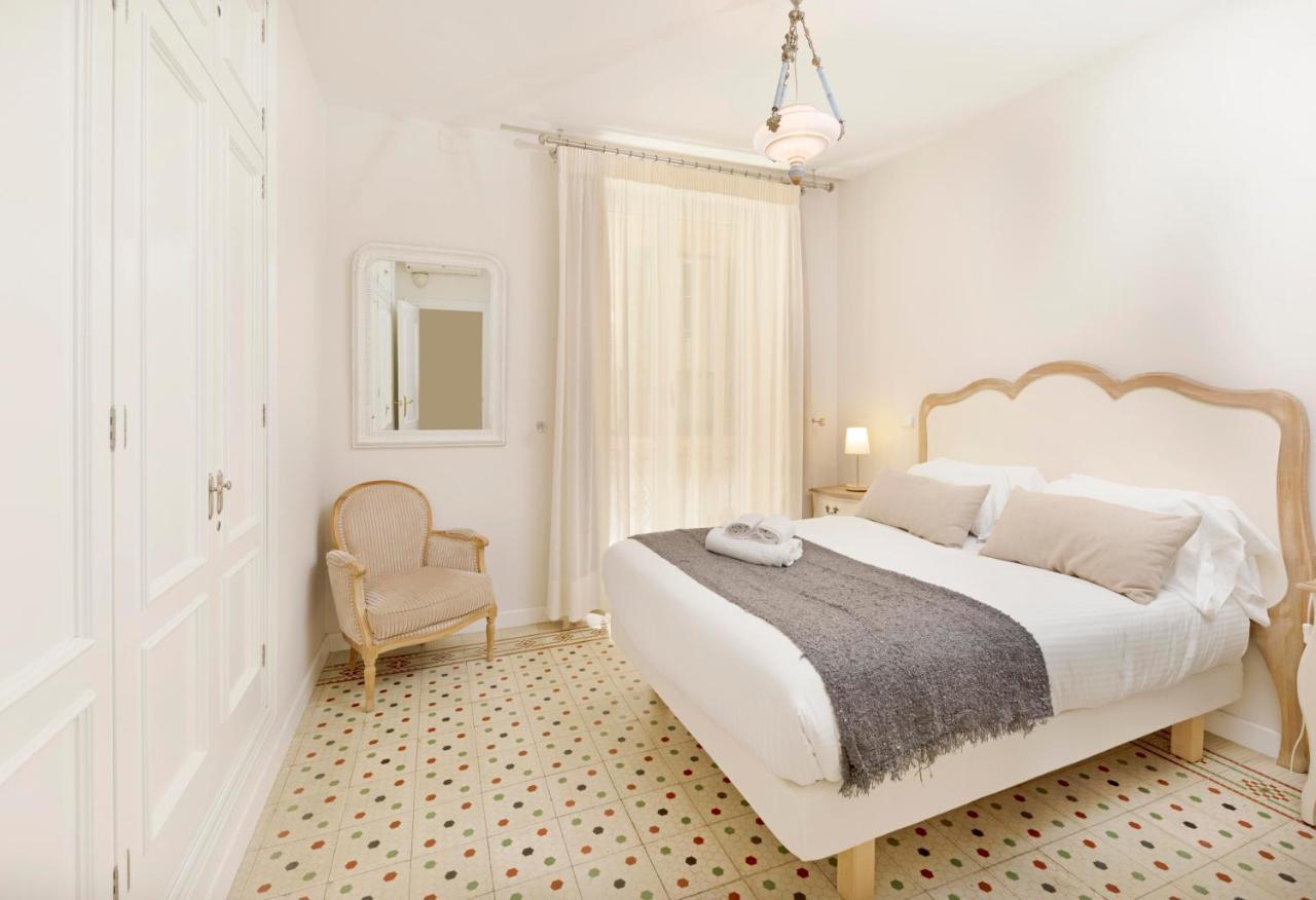 Holidays2Malaga Correo Viejo Next Cathedral Malaga With French Balconies 외부 사진