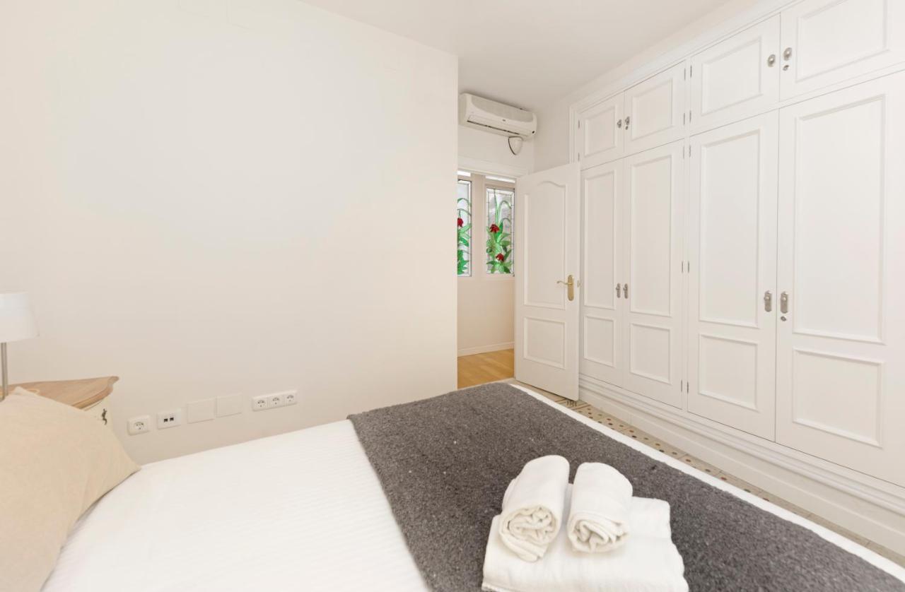 Holidays2Malaga Correo Viejo Next Cathedral Malaga With French Balconies 외부 사진